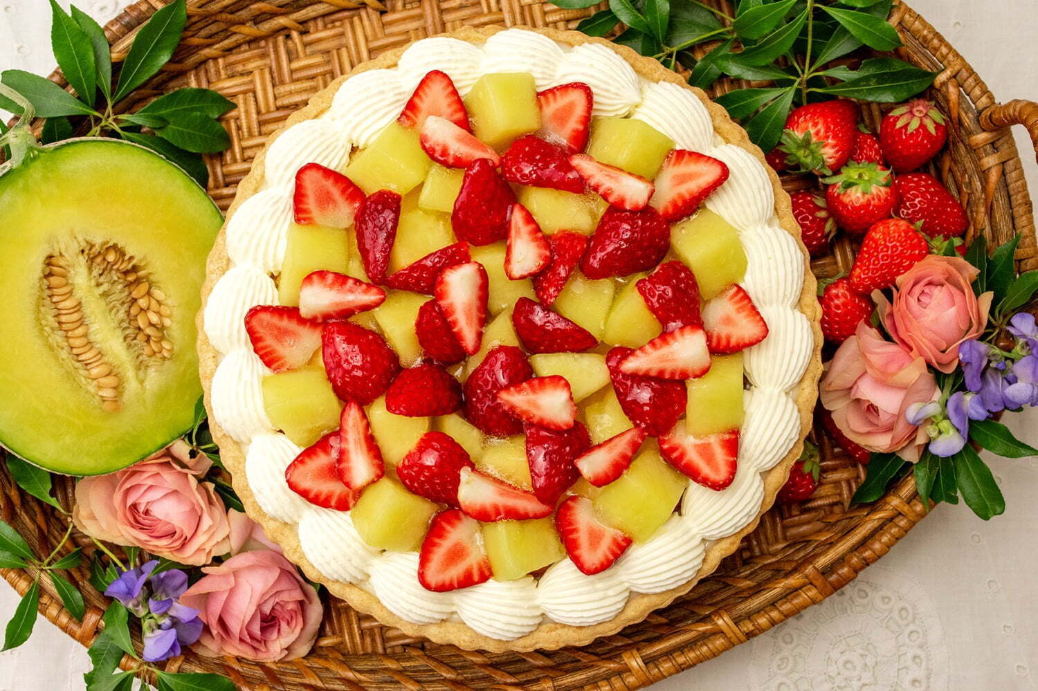 キル フェ ボンのホワイトデー限定タルト、“苺×クラウンメロン”と練乳ムースの贅沢な味わい