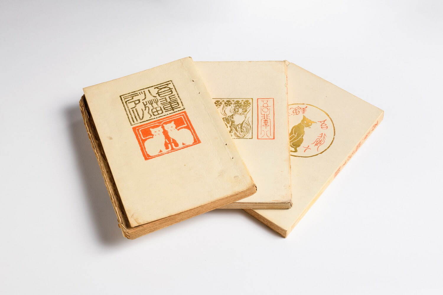 夏目漱石著 『吾輩ハ猫デアル』上・中・下編 明治38-40年(1905-07年) 個人蔵
撮影：上野則宏