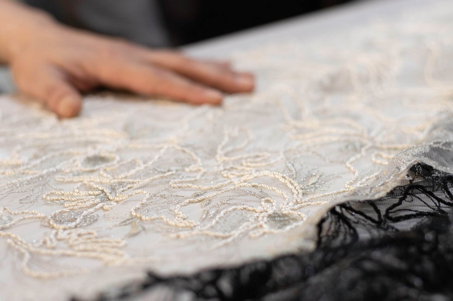 ミューラル、立体感あふれる“花のような姿”コード刺繍の魅力と製作 - 刺繍レースドレスなども紹介｜写真40
