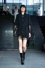 ミューラル、立体感あふれる“花のような姿”コード刺繍の魅力と製作 - 刺繍レースドレスなども紹介｜写真25