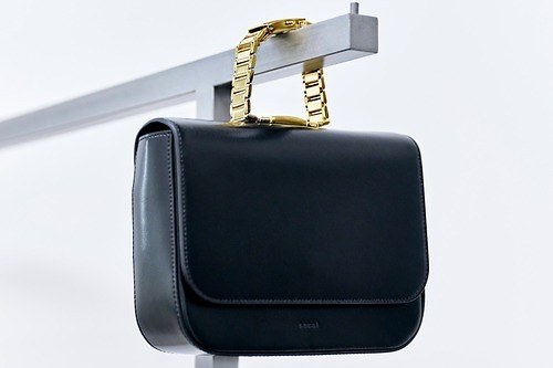 sacaiから“時計ストラップ”風ハンドルのフラップバッグ＆三つ折り財布「ウォッチベルト」