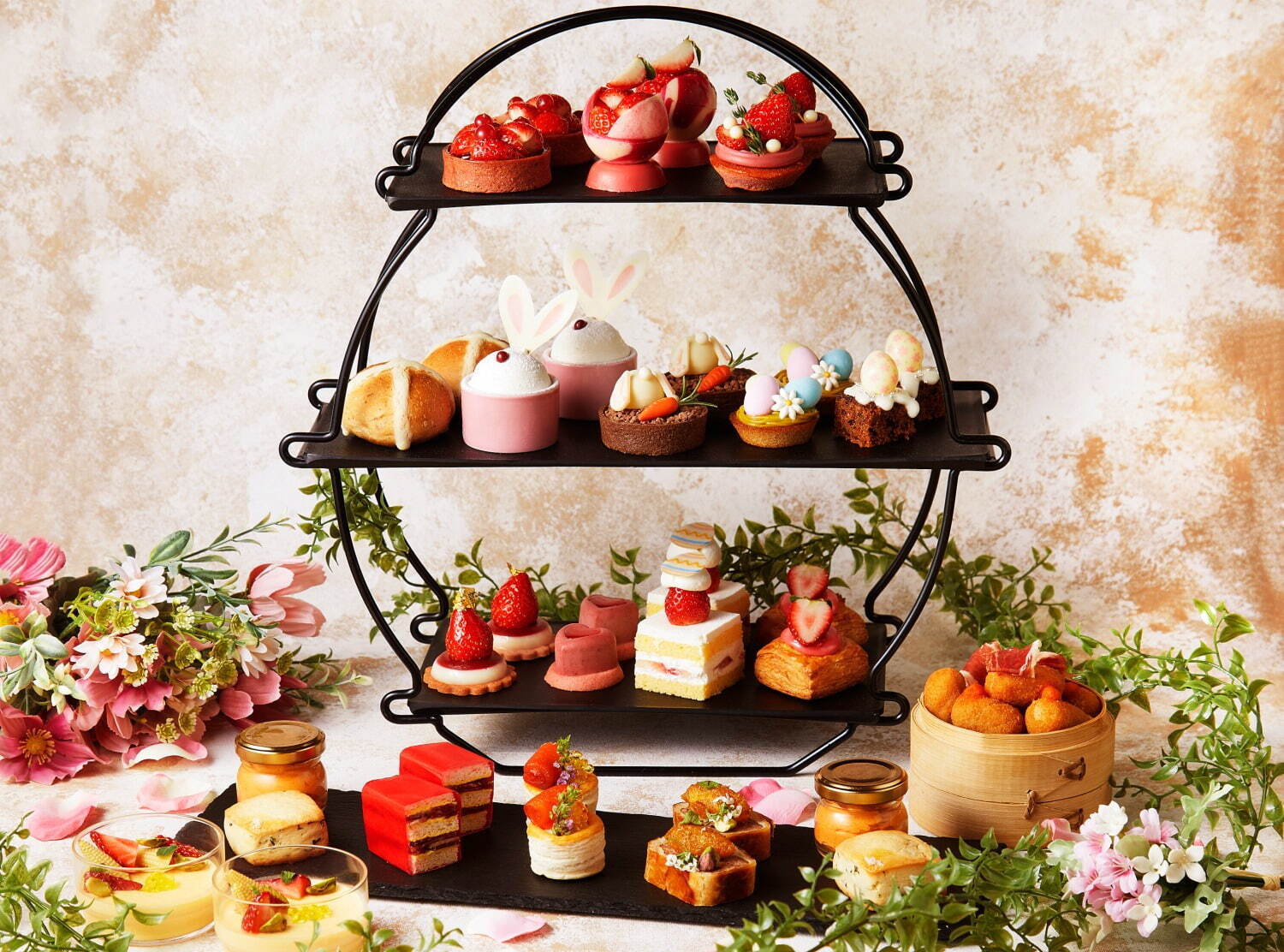 「ストロベリー・アフタヌーンティー」4月 1名 8,396円※サービス料込※写真は2名盛