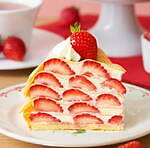 アフタヌーンティー・ラブアンドテーブルの春限定ミルクレープ、桜ホイップやあまおう5層重ね｜写真4