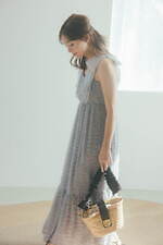 スナイデル25年春ウェア、“キラキラ”花柄シフォンのワンピースやマリン風のニットセットアップ｜写真11