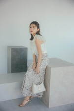 スナイデル25年春ウェア、“キラキラ”花柄シフォンのワンピースやマリン風のニットセットアップ｜写真14