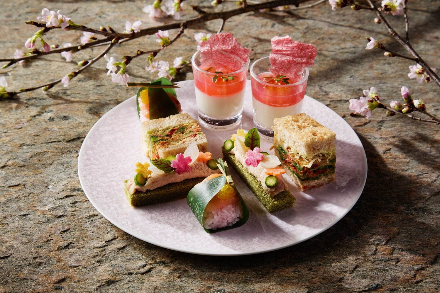 シャングリ・ラ 東京“お花見気分を味わう”桜アフタヌーンティー、桜パフェや「木苺の串団子」など｜写真3