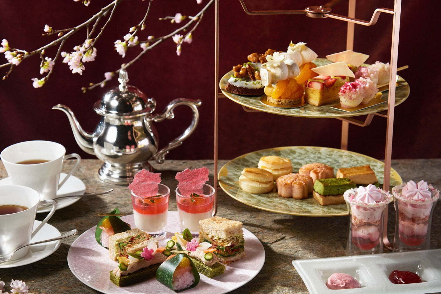 苺アフタヌーンティー｜シャングリ・ラ 東京“お花見気分を味わう”桜アフタヌーンティー、桜パフェや「木苺の串団子」など