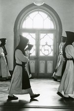 東京国立近代美術館で、戦後の修道院や刑務所で生きる人々を映
