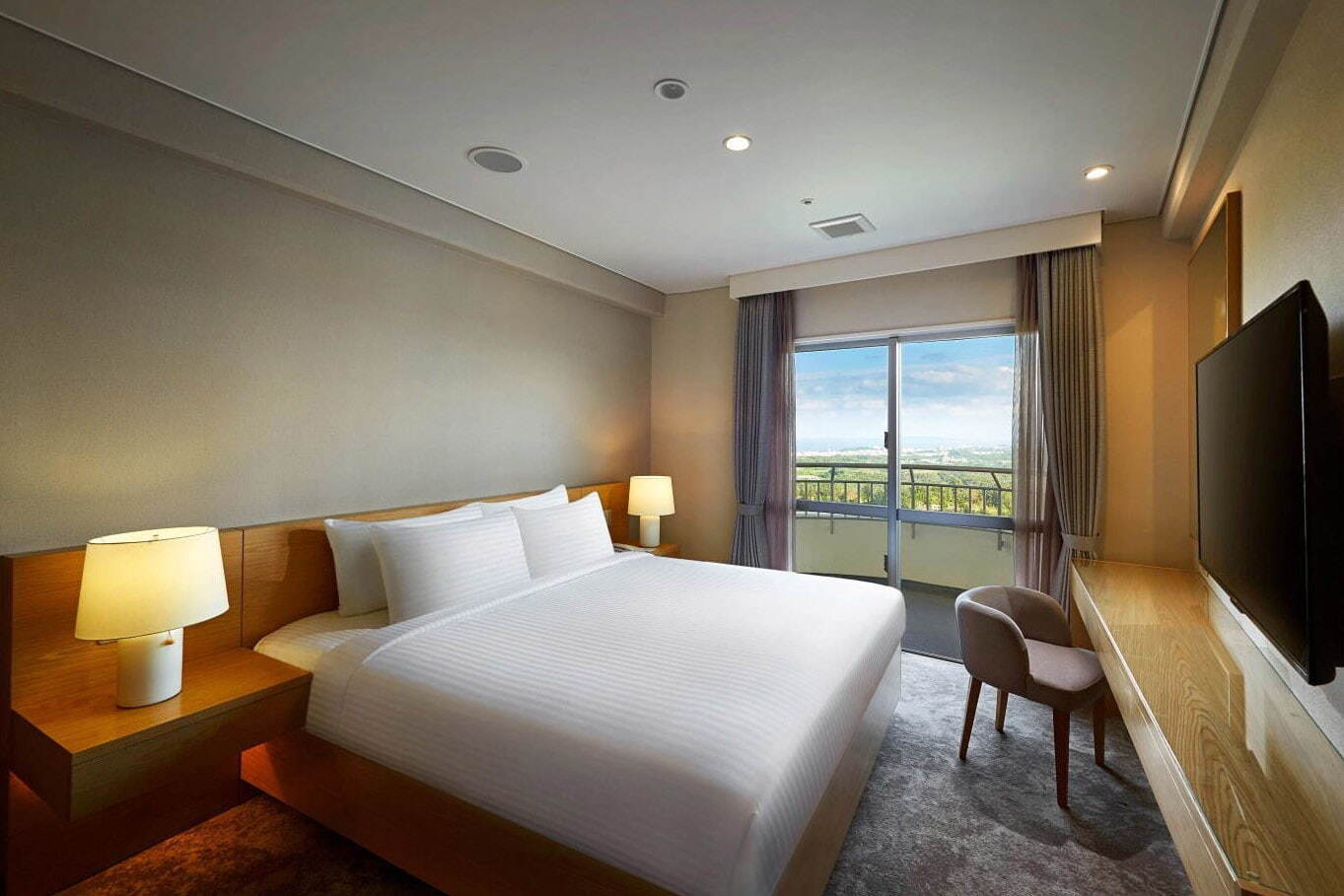 沖縄｜ホテル「ANAクラウンプラザリゾート沖縄うるまヒルズ」自然を望む客室、琉球×アジア料理のダイニングも