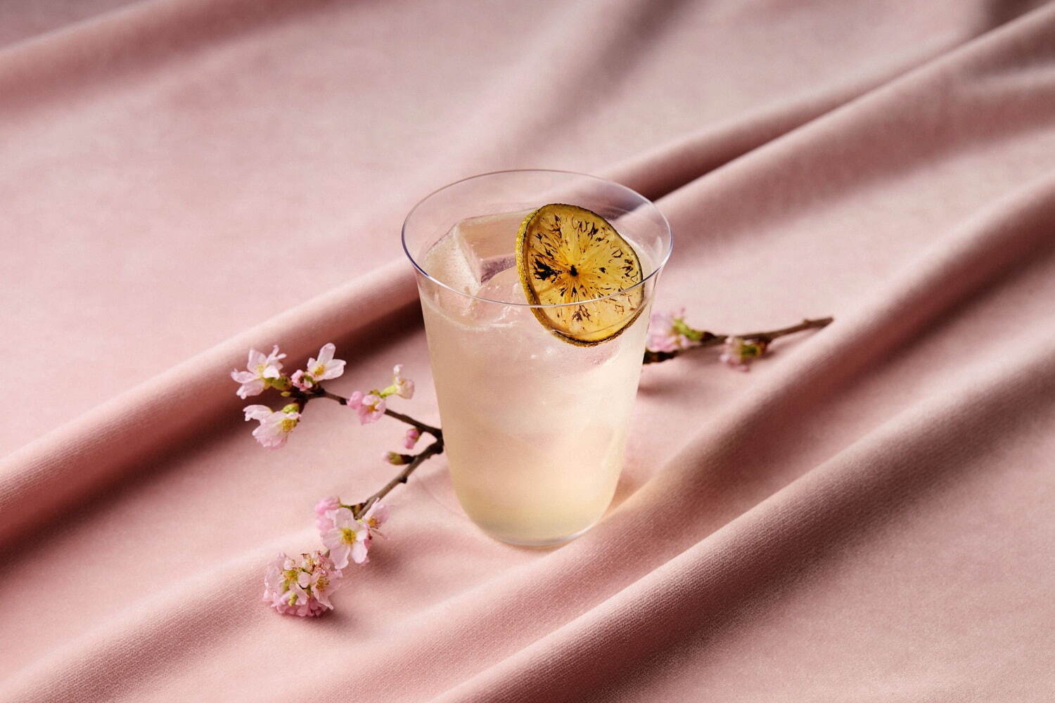 シャングリ・ラ 東京の春限定「桜パフェ」桜餡や抹茶クリームなどで“淡いピンクグラデ”に｜写真3