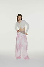 オープン セサミ クラブ25年春夏、シアーな凹凸ニットやスプレー染めの淡いピンク色デニム｜写真10