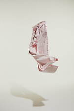 オープン セサミ クラブ25年春夏、シアーな凹凸ニットやスプレー染めの淡いピンク色デニム｜写真12