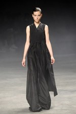 リック・オウエンス(RICK OWENS)のストイック＆ゴージャスな2011年春夏コレクション｜写真2