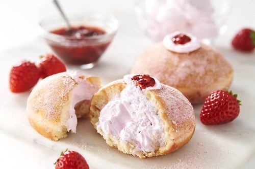 クリスピー・クリーム・ドーナツ“ふわっふわ苺クリーム”の春ドーナツ、ピンク色いちごシュガーで