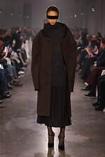 エムエム6 メゾン マルジェラ2025年秋冬コレクション - 身体イメージの可塑性を引き出す｜写真1