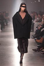 エムエム6 メゾン マルジェラ2025年秋冬コレクション - 身体イメージの可塑性を引き出す｜写真3