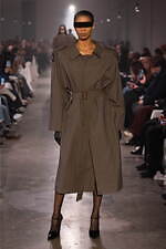 エムエム6 メゾン マルジェラ2025年秋冬コレクション - 身体イメージの可塑性を引き出す｜写真4