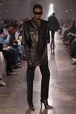 エムエム6 メゾン マルジェラ2025年秋冬コレクション - 身体イメージの可塑性を引き出す｜写真12