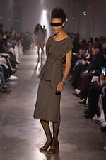 エムエム6 メゾン マルジェラ2025年秋冬コレクション - 身体イメージの可塑性を引き出す｜写真17