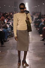 エムエム6 メゾン マルジェラ2025年秋冬コレクション - 身体イメージの可塑性を引き出す｜写真25