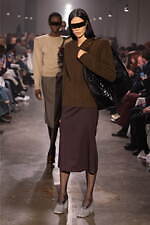 エムエム6 メゾン マルジェラ2025年秋冬コレクション - 身体イメージの可塑性を引き出す｜写真28