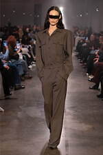 エムエム6 メゾン マルジェラ2025年秋冬コレクション - 身体イメージの可塑性を引き出す｜写真36