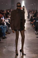 エムエム6 メゾン マルジェラ2025年秋冬コレクション - 身体イメージの可塑性を引き出す｜写真44