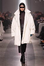 エムエム6 メゾン マルジェラ2025年秋冬コレクション - 身体イメージの可塑性を引き出す｜写真45