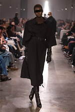 エムエム6 メゾン マルジェラ2025年秋冬コレクション - 身体イメージの可塑性を引き出す｜写真48