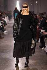 エムエム6 メゾン マルジェラ2025年秋冬コレクション - 身体イメージの可塑性を引き出す｜写真50