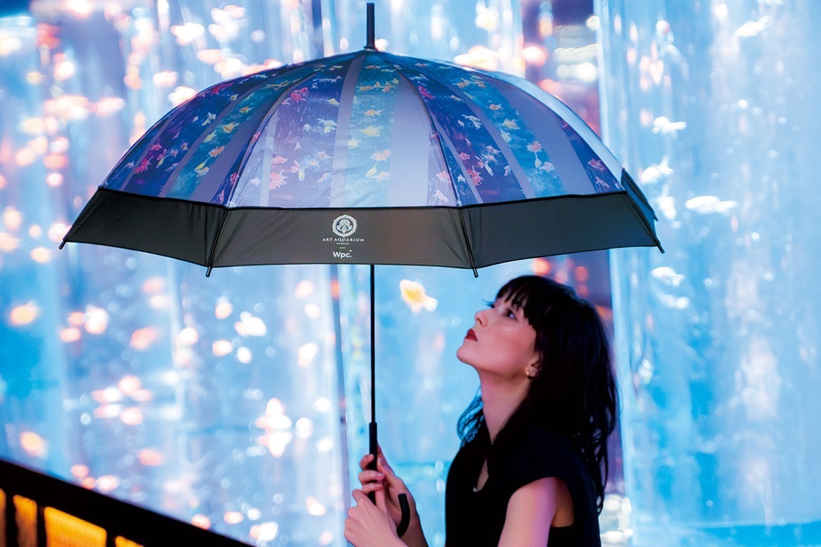 雨傘｜Wpc.“金魚が舞い泳ぐ”ビニール長傘＆折りたたみ傘、アートアクアリウムとコラボ