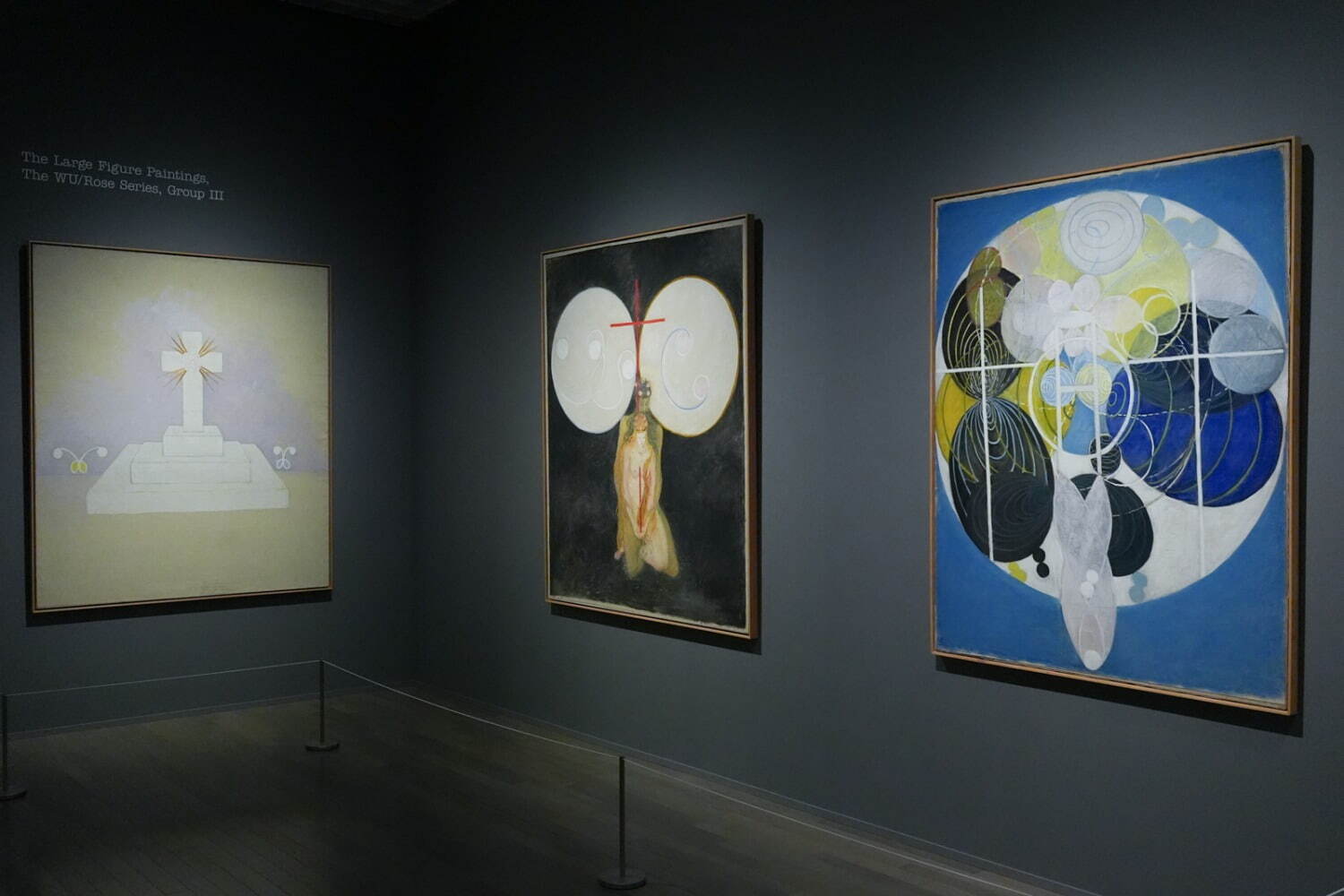 (左から) ヒルマ・アフ・クリント 《大型の人物像絵画、WU ／薔薇シリーズ、グループIII、No.9》
《大型の人物像 絵画、WU ／薔薇シリーズ、グループIII、No.6》
《大型の人物像絵画、WU ／薔薇シリーズ、グループIII、No.5、これまでの全作品(仕事)の鍵》
いずれも1907年 ヒルマ・アフ・クリント財団蔵