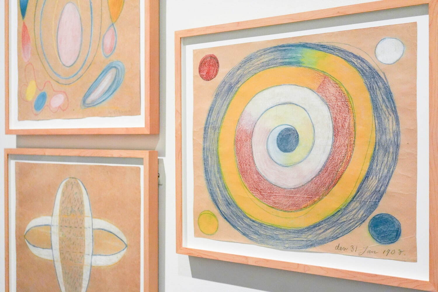 抽象絵画の先駆者”ヒルマ・アフ・クリント、約140点が初来日する