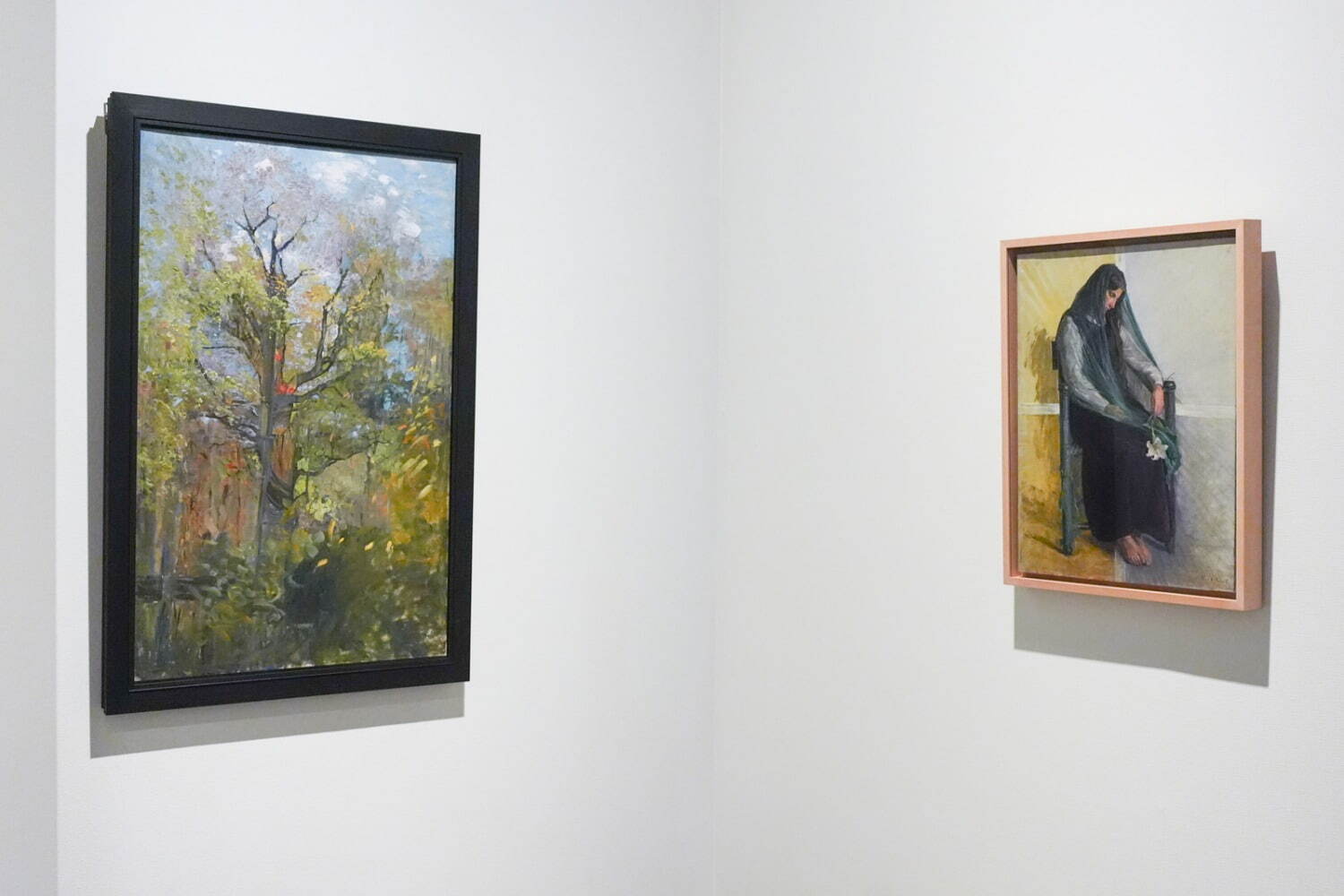 ヒルマ・アフ・クリント 《大きな樹》 制作年不詳
《ユリを手に座る女性(グステン・アンデション)》 制作年不詳
ともにヒルマ・アフ・クリント財団蔵