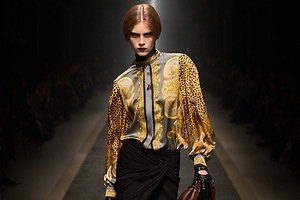 ヴェルサーチェ 25-26年秋冬コレクション - ドナテラがみせるエネルギッシュなフィナーレ | ヴェルサーチェ