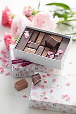 ラ・メゾン・デュ・ショコラ春限定“桜香る”アーモンドショコラ、人気ボンボンショコラとアソート｜写真1