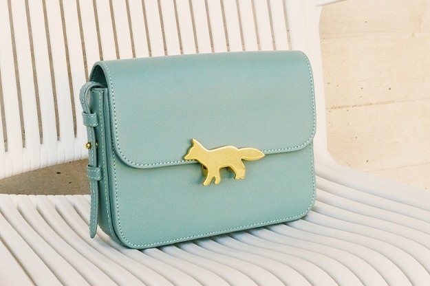 新作★MAISON KITSUNE*個性を際立たせる逸品*エディバッグ メゾン キツネ」フォックスモチーフの留め具を採用した新作