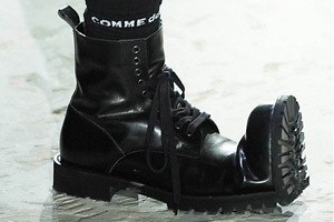 コム デ ギャルソン・オム プリュス“つま先を折り曲げた”シューズ、キッズ ラブ ゲイトとコラボ