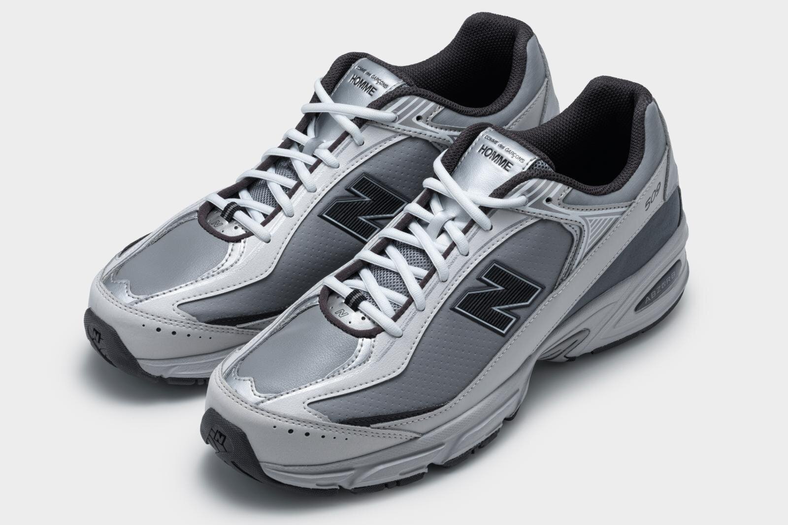 コム デ ギャルソン・オム×ニューバランス「509」スニーカー、グレーor白のワントーンで