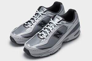 コム デ ギャルソン・オム×ニューバランス「509」スニーカー、グレーor白のワントーンで