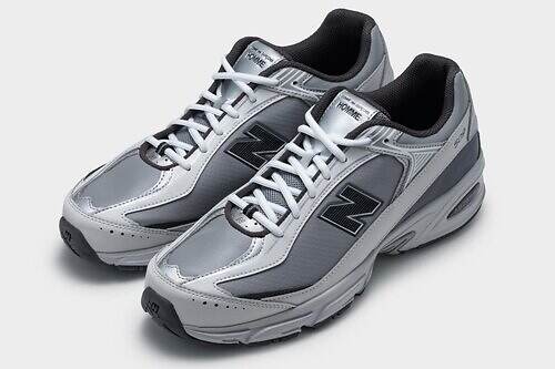 コム デ ギャルソン・オム×ニューバランス「509」スニーカー、グレーor白のワントーンで