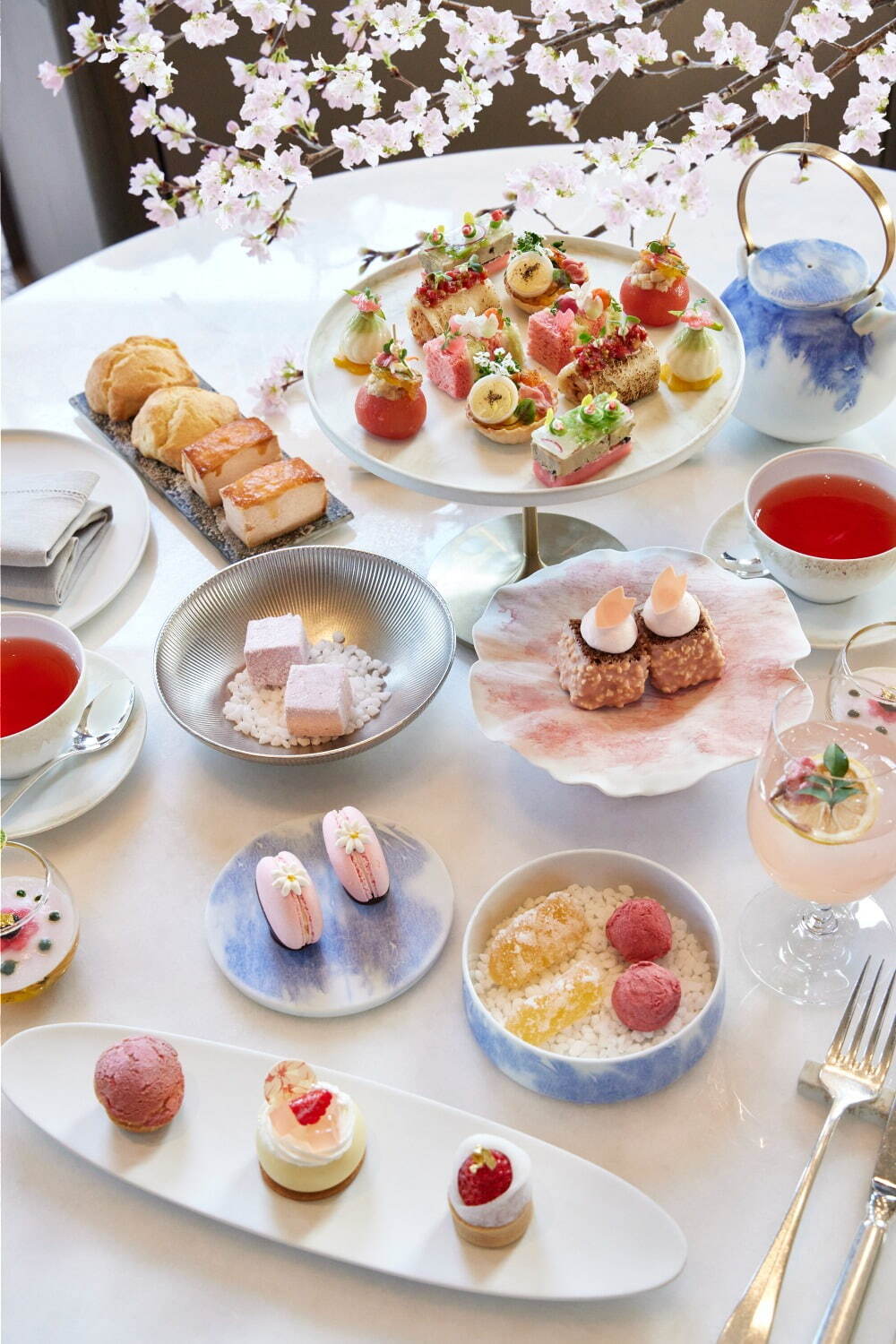 ザ・リッツ・カールトン東京「桜アフタヌーンティー」桜シュー＆苺大福タルトなど｜写真3