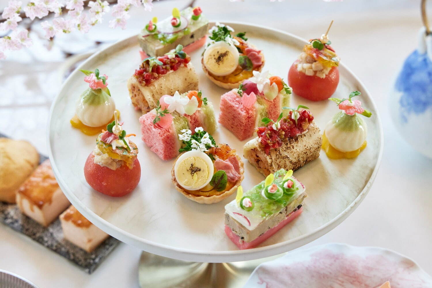 ザ・リッツ・カールトン東京「桜アフタヌーンティー」桜シュー＆苺大福タルトなど｜写真2