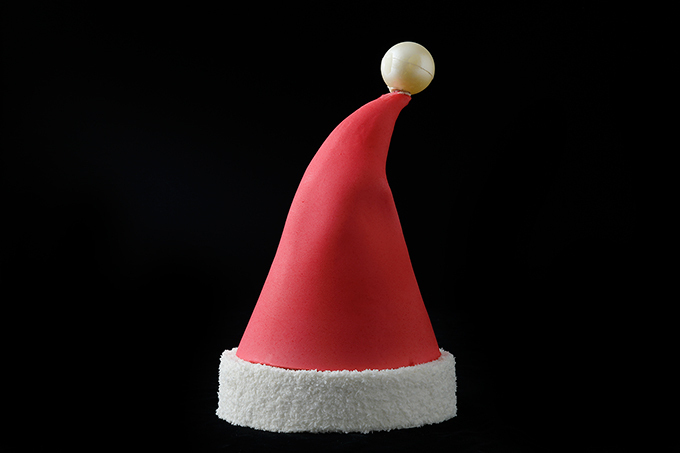 ユニークでリッチ、パレスホテル東京のクリスマスケーキ - サンタの帽子やツリーのデザイン | 写真