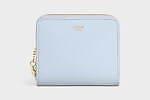 セリーヌ“パステルブルー”の25年春夏ウィメンズ小物、トリオンフチャーム付き財布＆カードケース｜写真2