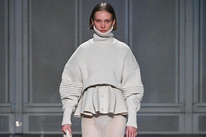 CFCL 25-26年秋冬コレクション、「線」で描くブランドの軌跡 | シーエフシーエル