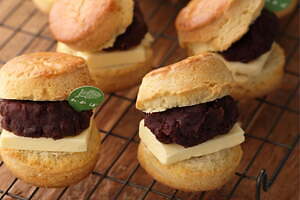 ベイカーズ ゴナ ベイク×「たいやき わかば」あんバタースコーンサンド、宇治抹茶のあんこ入りラテも