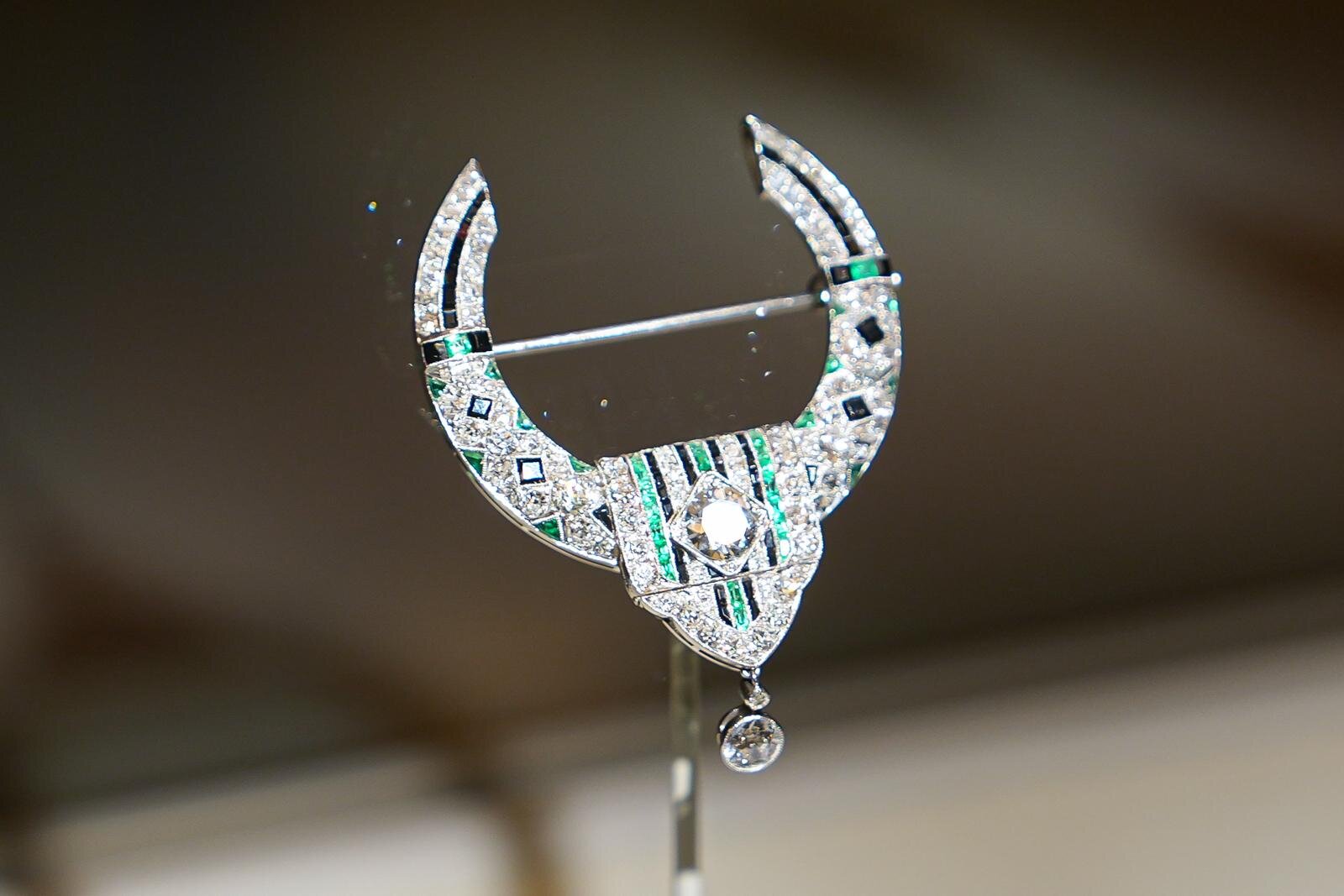 展示風景より、《ループ ブローチ》 1919年 ヴァン クリーフ＆アーペル コレクション