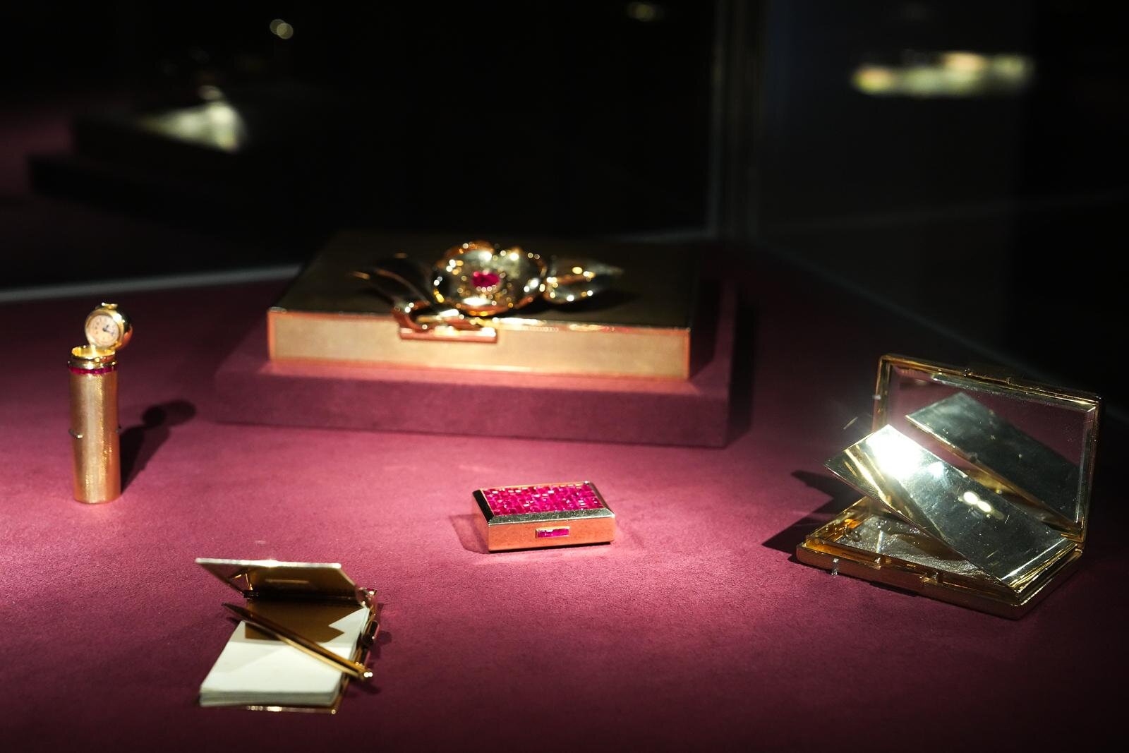 展示風景より、《カメリア ミノディエール》 1938年 ヴァン クリーフ＆アーペル コレクション