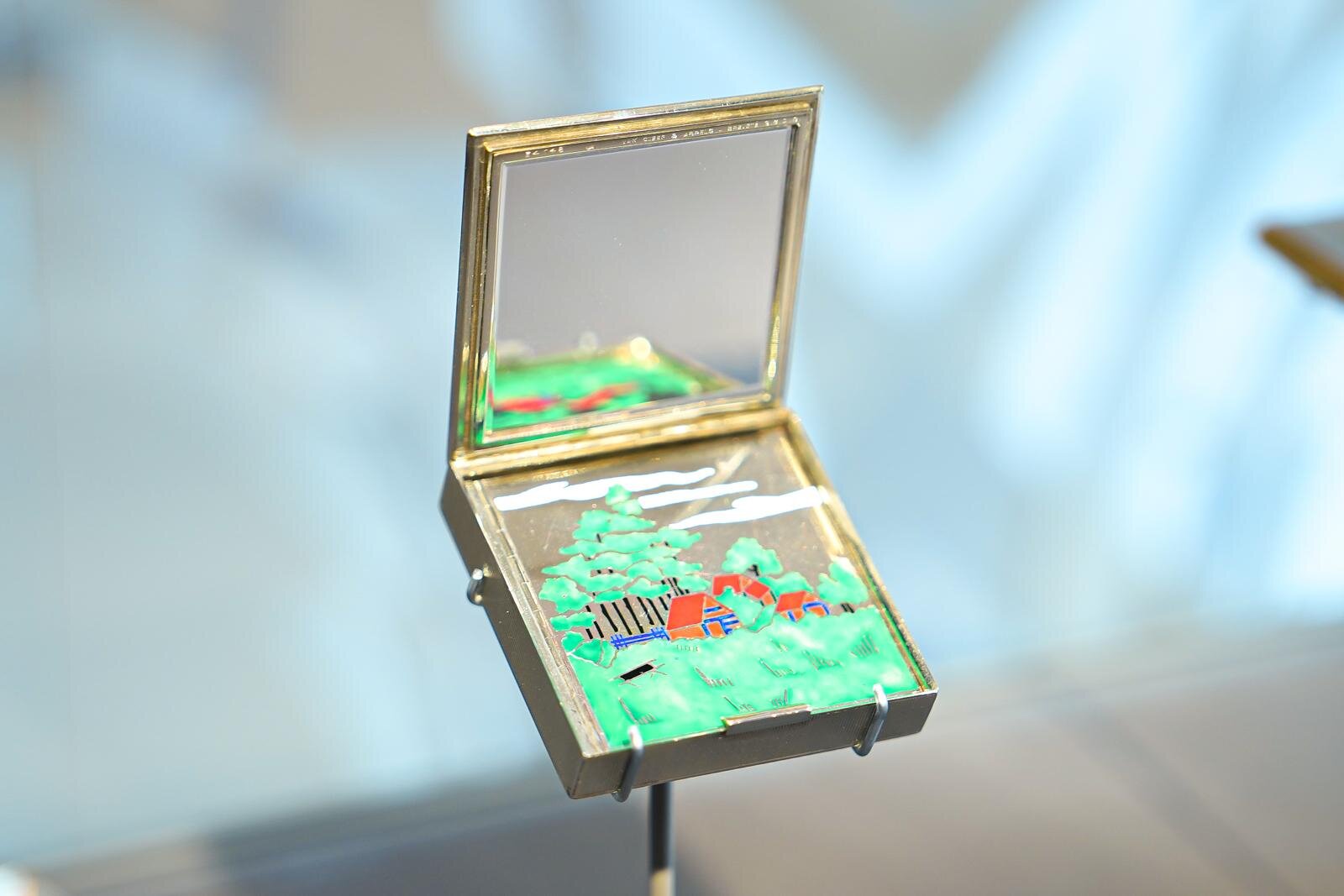 展示風景より、《ランドスケープ パウダーケース》 1930年 ヴァン クリーフ＆アーペル コレクション